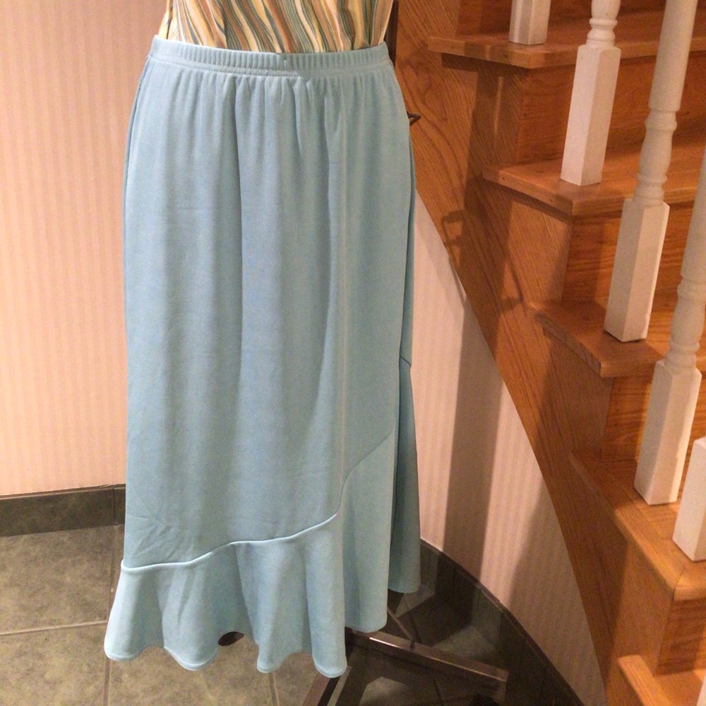 NWOT Slip on Knit midi handkerchief skirt